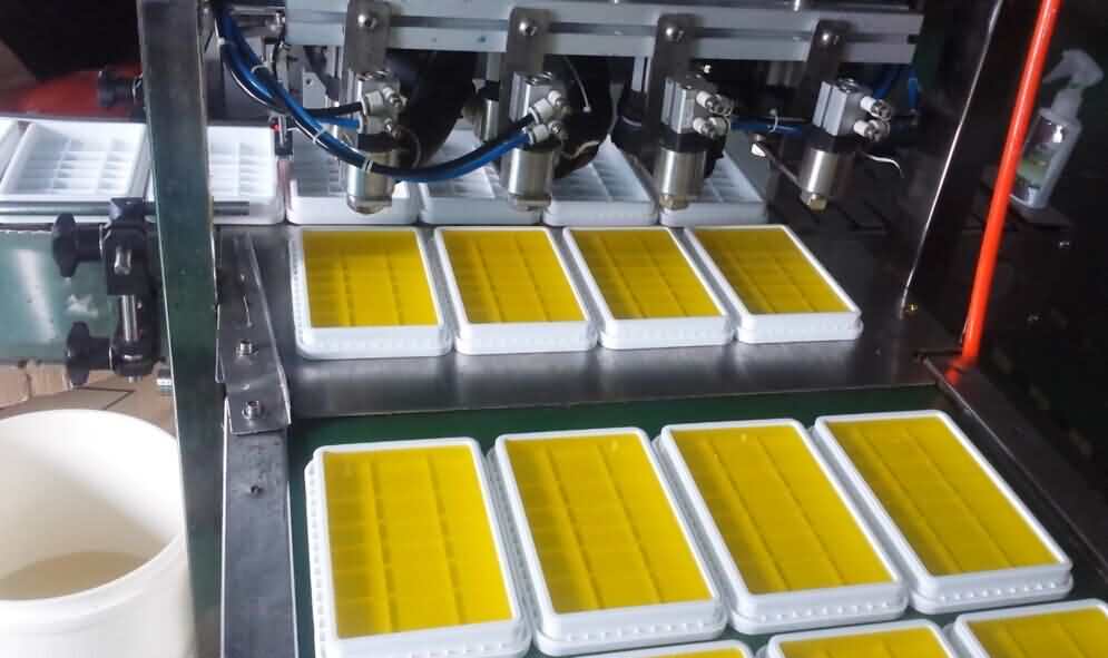 灌裝機(jī)灌裝液體香膏