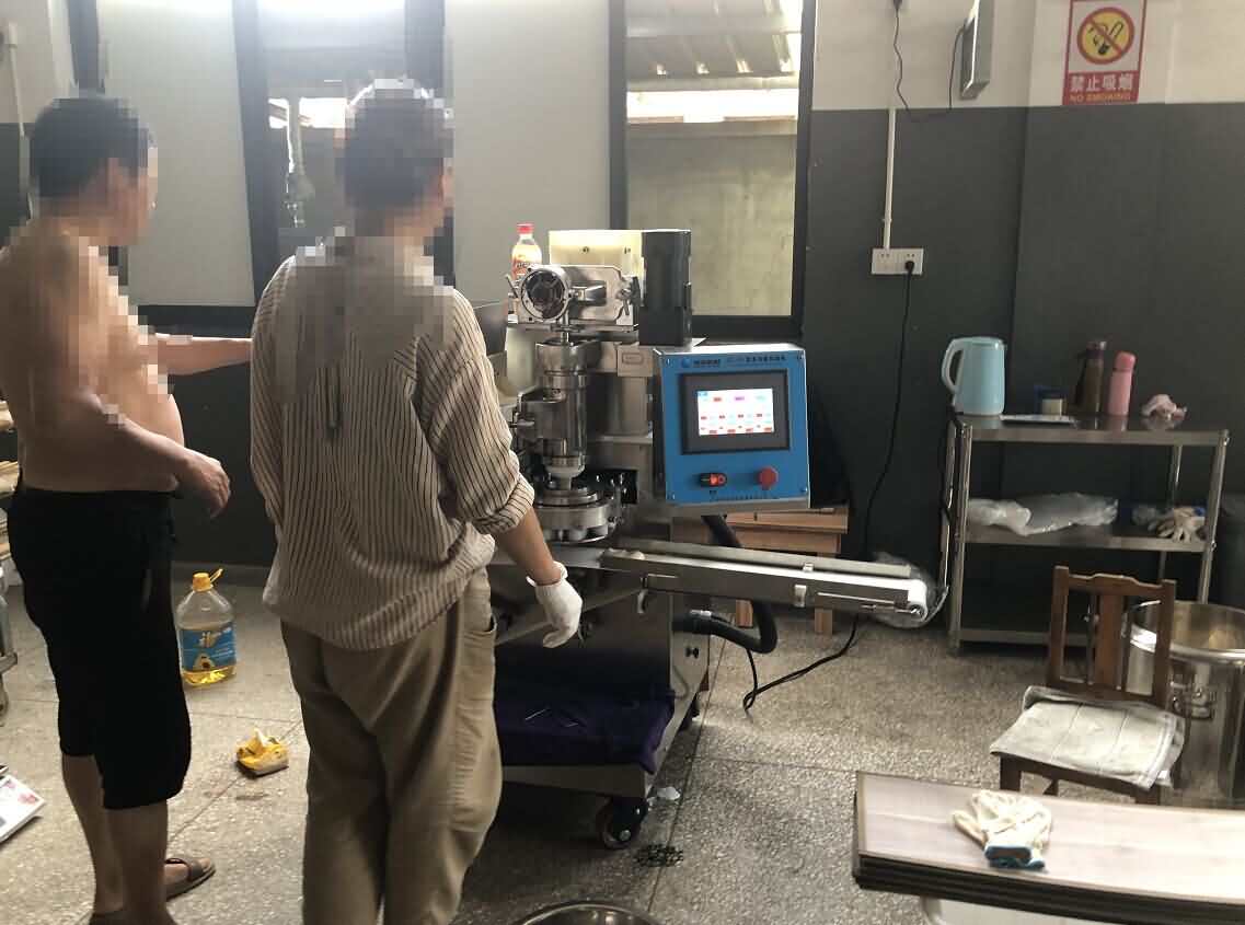 多功能包餡機(jī)上門調(diào)試現(xiàn)場